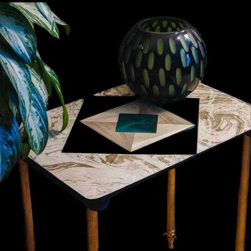 Vase objet de décoration avec un fond noir et des petites taches de couleurs turquoise Marqueterie de paille