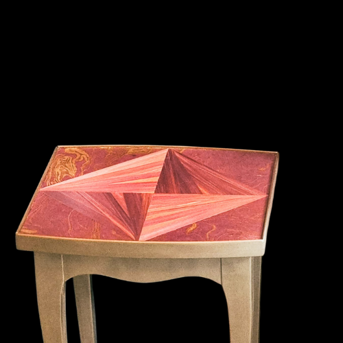 Tabouret de couleurs beige et rose bonbon , avec un fond noir Marqueterie de paille