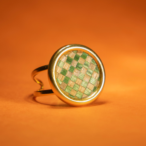 Bague de couleurs or avec un fond orange