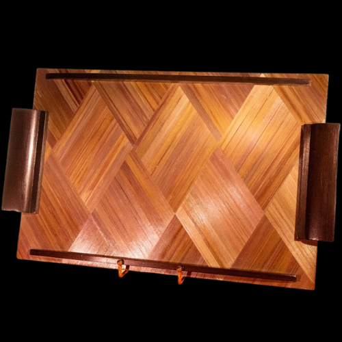 Plateau de cuisine de couleur bois et fond noir